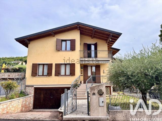 Case e ville in vendita di 226 m² in Via Roma