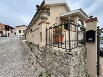 Case e ville in vendita di 226 m² in Viale Fiume Mesima