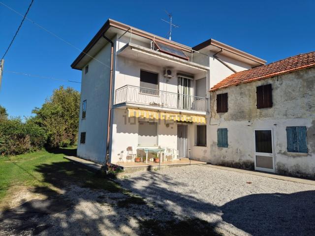Case e ville in vendita di 227 m² in Via Casali Bosco, 34