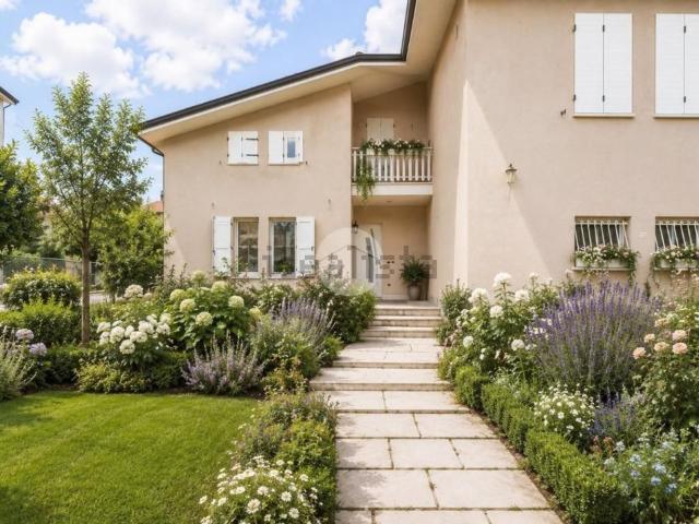 Case e ville in vendita di 227 m² in Via G. Santarelli, 5