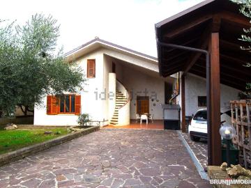 Case e ville in vendita di 227 m² in Via de Titta C 11