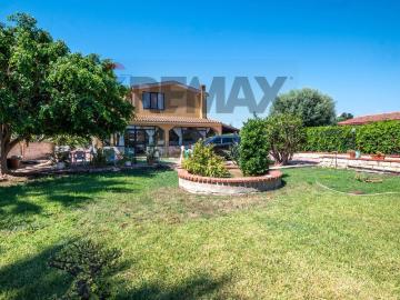 Case e ville in vendita di 227 m² in Via Isole delle Filippine, 115
