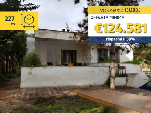 Case e ville in vendita di 227 m² in Via Lido Bruno, 34