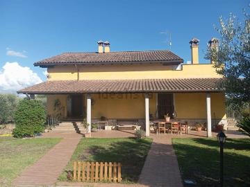 Case e ville in vendita di 227 m² in Via Riserva della Bandita