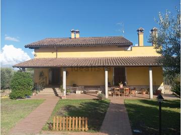 Case e ville in vendita di 227 m² in Via Riserva della Bandita