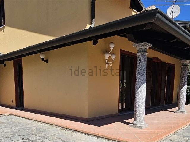 Case e ville in vendita di 227 m² in Via Vercelli