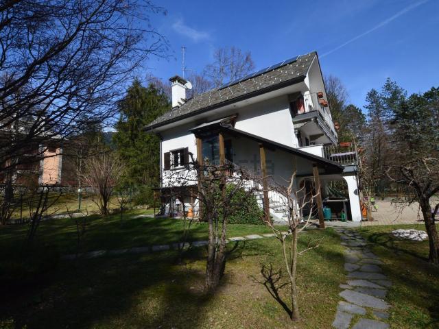 Case e ville in vendita di 227 m² in Via Vittorio Veneto, 17