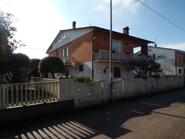 Case e ville in vendita di 227 m² in Via Zola, 143