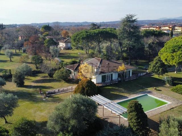 Case e ville in vendita di 228 m² in Via G. Mazzini, 26