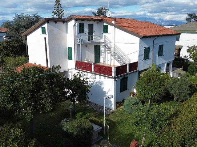 Case e ville in vendita di 228 m² in Via dei Platani, 1