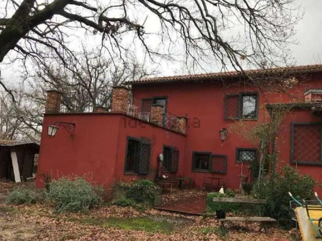 Case e ville in vendita di 228 m² in Via Mirtense