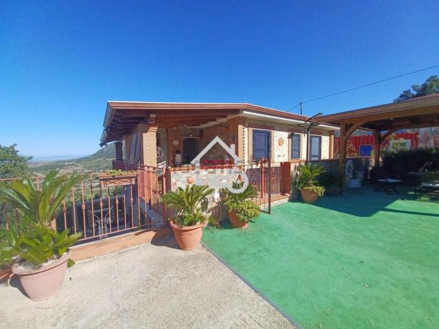 Case e ville in vendita di 228 m² in Via Serri, 27