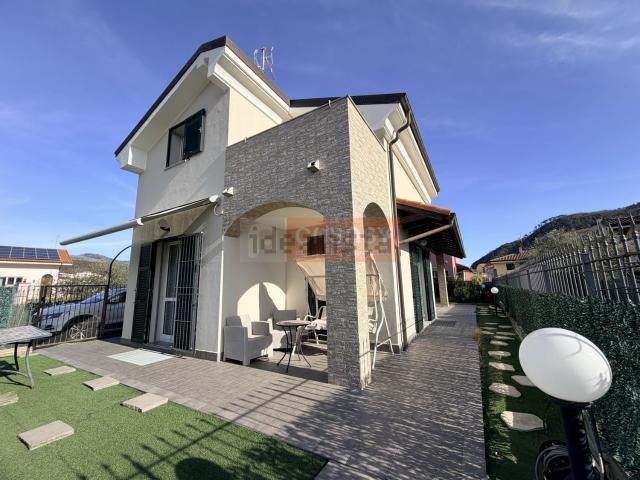 Case e ville in vendita di 228 m² in Via Teliorti