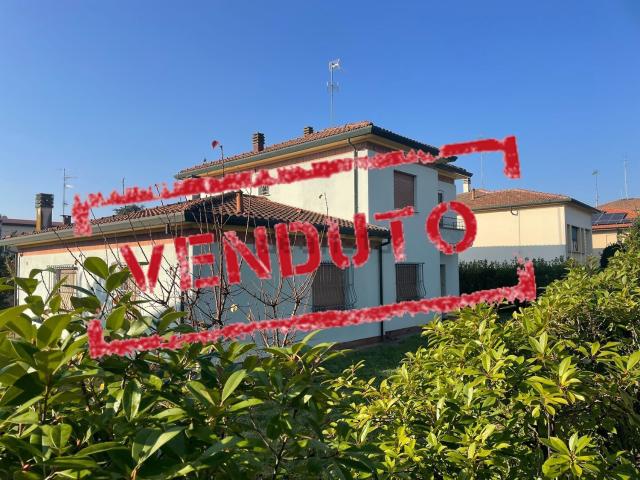 Case e ville in vendita di 228 m² in Viale V. Baravelli, 22