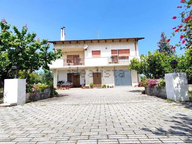 Case e ville in vendita di 229 m² in Via Tavoleto, 108