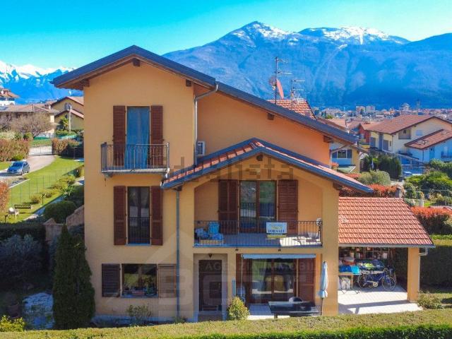Case e ville in vendita di 229 m² in Via Curioni, 8