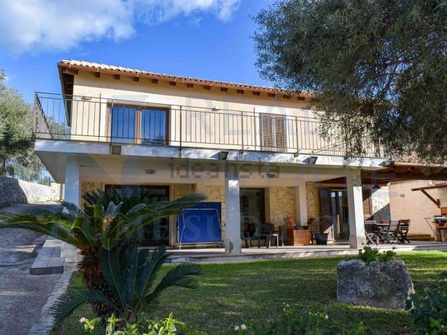 Case e ville in vendita di 229 m² in Via assisi, 1