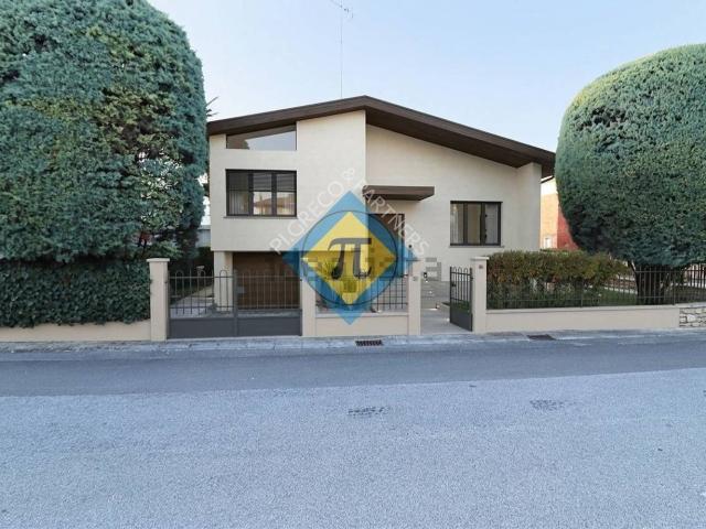 Case e ville in vendita di 229 m² in Via Giorgione, 9