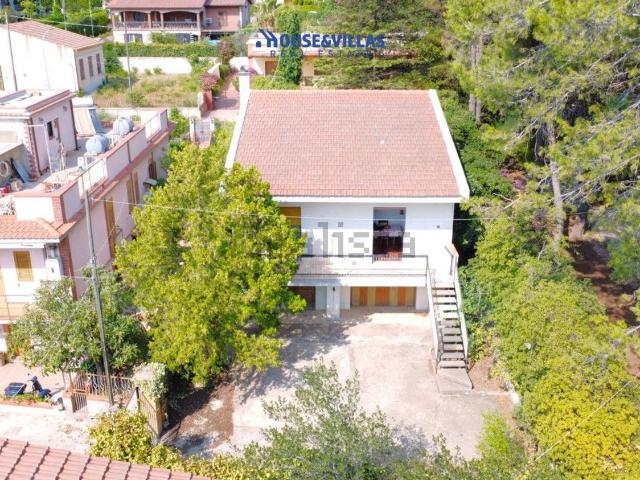 Case e ville in vendita di 229 m² in Via Della Croce