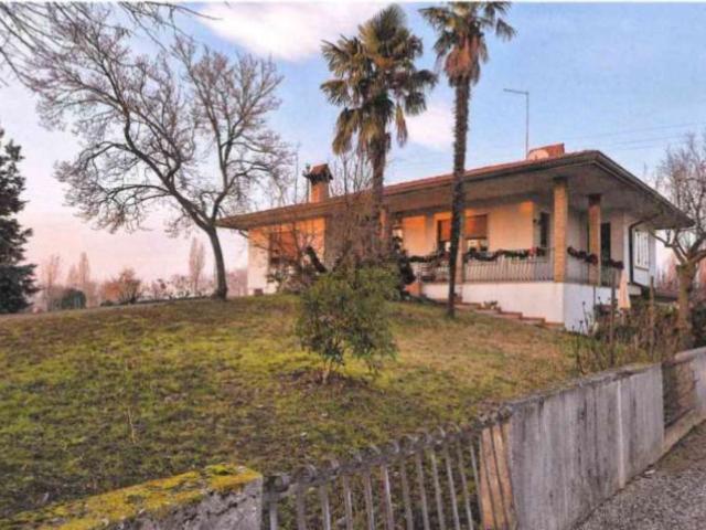 Case e ville in vendita di 229 m² in Via Fantinello Peressina