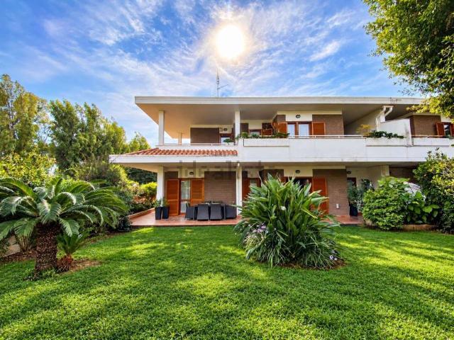 Case e ville in vendita di 229 m² in Via Francesco Provenzale