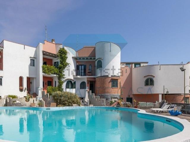 Case e ville in vendita di 229 m² in Via Leucatia, 17