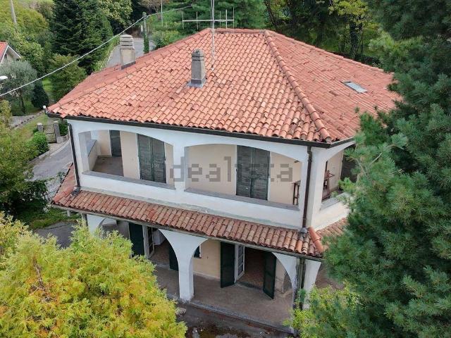 Case e ville in vendita di 229 m² in Via M. d&apos  Oggiono, 9