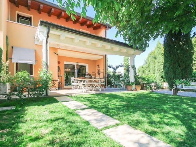 Case e ville in vendita di 230 m²