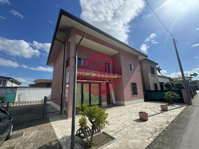 Case e ville in vendita di 230 m²