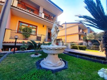 Case e ville in vendita di 230 m²