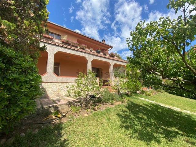Case e ville in vendita di 230 m²