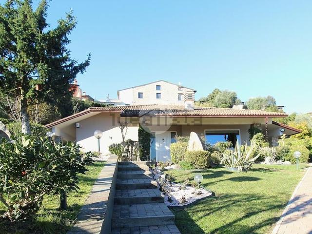 Case e ville in vendita di 230 m² in Via 10 Giornate, 15