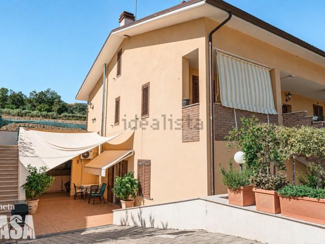 Case e ville in vendita di 230 m² in Via Colombarona