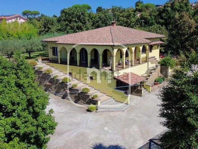Case e ville in vendita di 230 m² in Via Colle del Pero, 2
