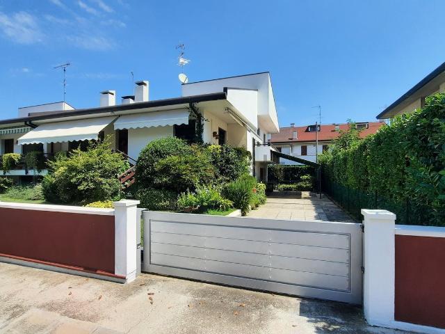 Case e ville in vendita di 230 m² in Via Condotti, 393