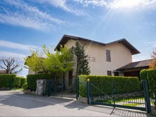 Case e ville in vendita di 230 m² in Via Campi Aperti, 3