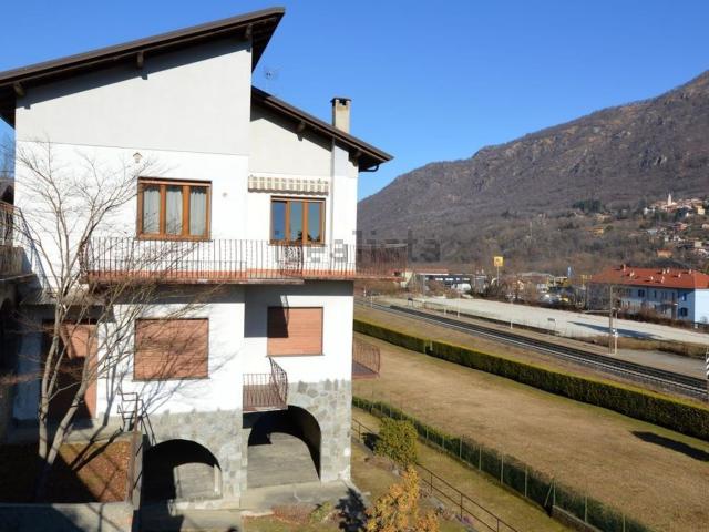 Case e ville in vendita di 230 m² in Via Casale Corte Cerro