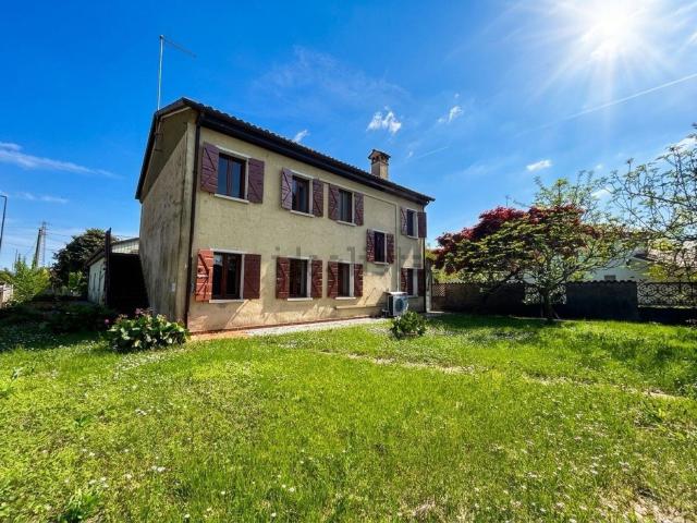 Case e ville in vendita di 230 m² in Via Casette