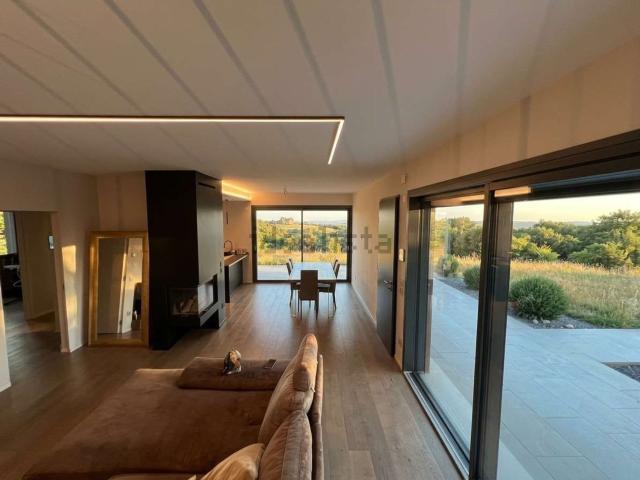 Case e ville in vendita di 230 m² in Via Castello Ronchi