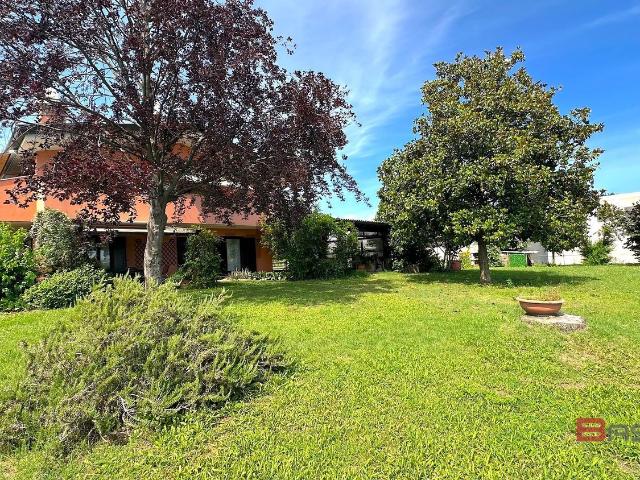 Case e ville in vendita di 230 m² in Via Cividina