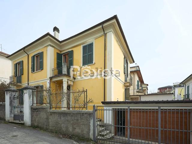 Case e ville in vendita di 230 m² in Via Andrea Bafile, 8