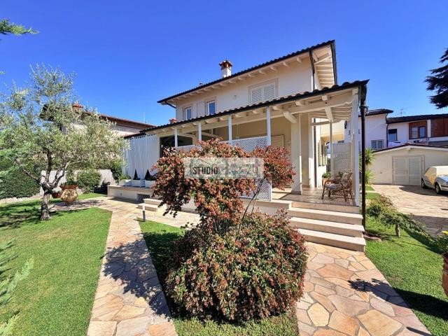 Case e ville in vendita di 230 m² in Via Arrigo Boito