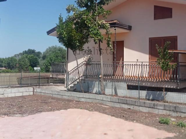 Case e ville in vendita di 230 m² in Via B. Lucarelli