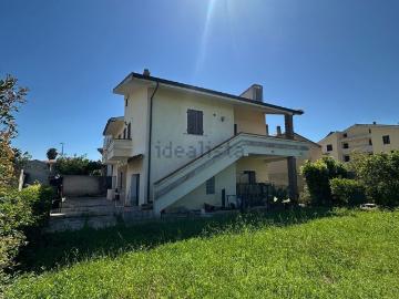 Case e ville in vendita di 230 m² in Via Bellini, 19