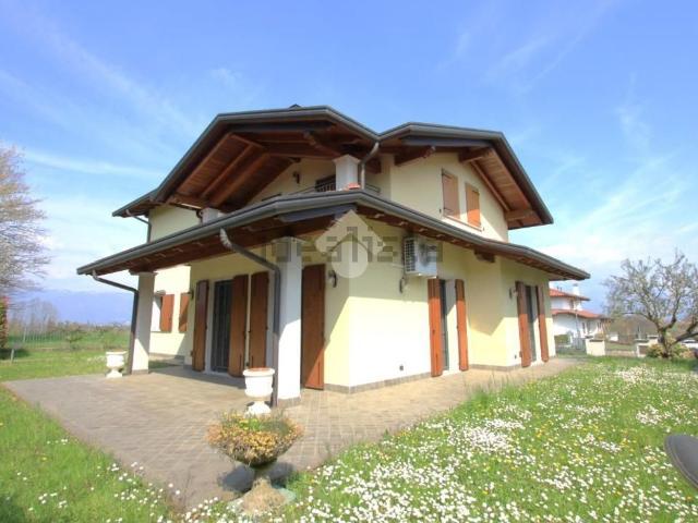 Case e ville in vendita di 230 m² in Via Belvedere, 14