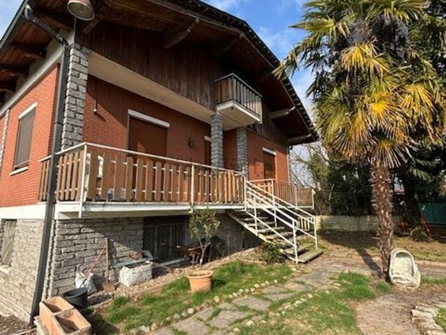 Case e ville in vendita di 230 m² in Via Buccella