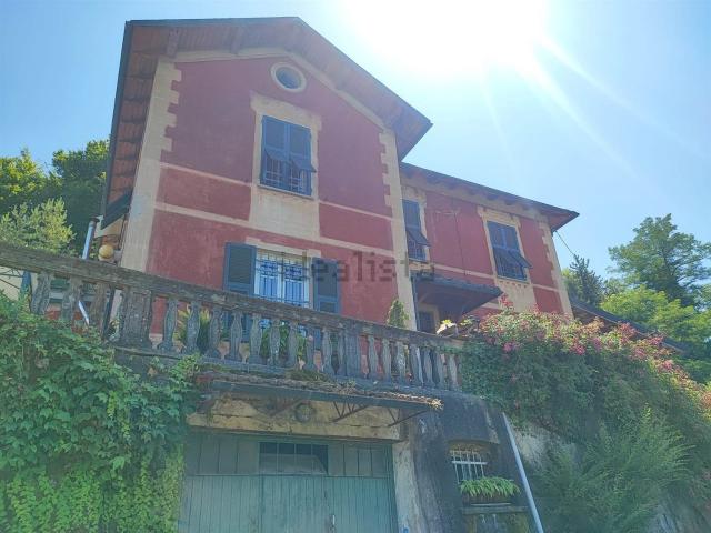 Case e ville in vendita di 230 m² in Via Gavi