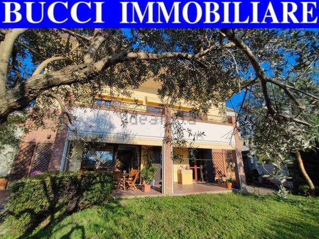 Case e ville in vendita di 230 m² in Via Giuseppe Garibaldi, 12
