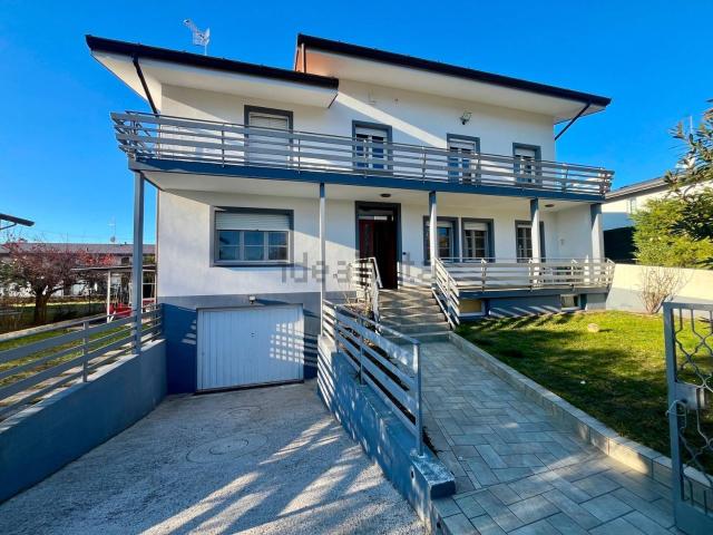 Case e ville in vendita di 230 m² in Via Giacomo Matteotti, 78