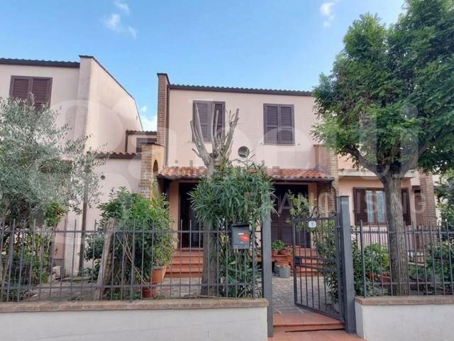 Case e ville in vendita di 230 m² in Via Giorgio Ambrosoli